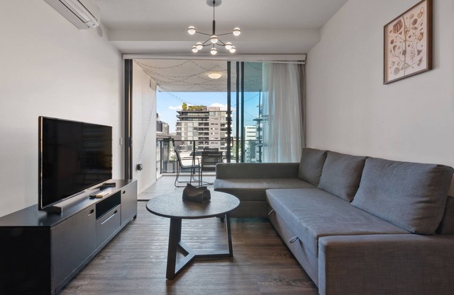Pet Friendly! South Brisbane One Bedroom Apartment