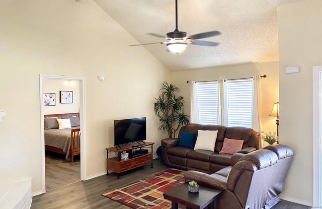 Pet Friendly, Stylishly Updated 3BR in DFW