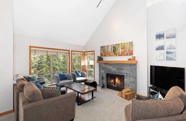 Pet-Friendly Townhome w/BBQ Deck & Hot Tub Access