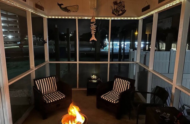 Pet-friendly bungalow w/firepit, steps from the beach, central location in NMB!