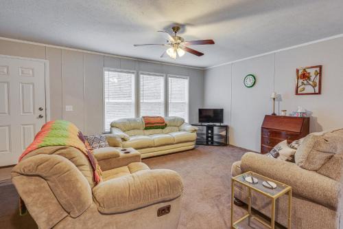 Pet-Friendly Home about 10 Mi to Hocking Hills!