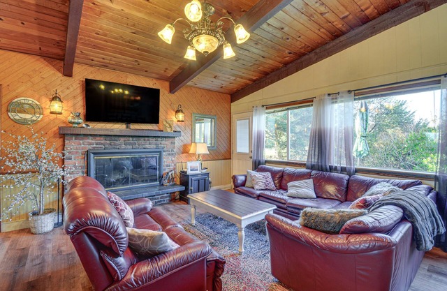 Pet-Friendly Washington Retreat w/Hot Tub & Deck!