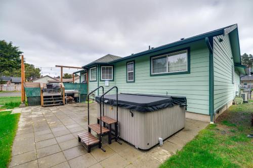Pet-Friendly Westport Vacation Rental with Hot Tub!