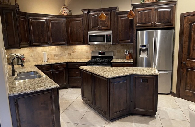 Pet Loving, Fenced, Garage, Near I-35, UCO, OCU, Lazy E, 3 comfortable beds