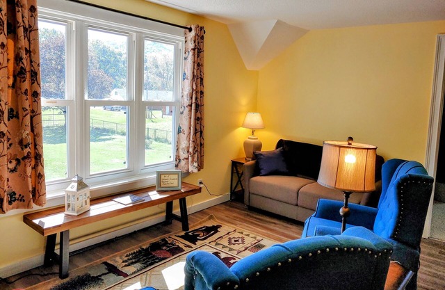 Pets stay for free, Appalachian mountain get-a-way, minutes from Watauga Lake