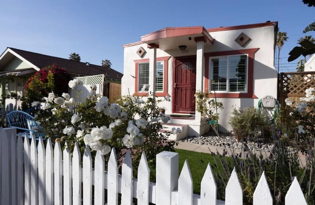 Pets Welcome - Rosy Beach Bungalow Front House w/Amazing Patio-Dog Beach 3 Blocks!