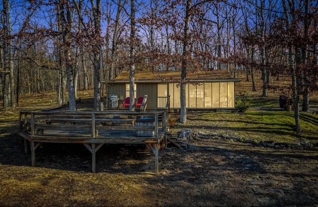 Pets | Wifi | Pond | Fireplace | Deck | Grill | Screen Porch |Private