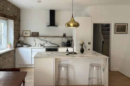 Petworth Cottage-Sleeps 6-Pet Friendly-Central