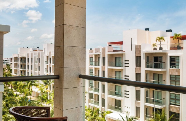 PH direct access to the beach and luxury amenities in a privileged location