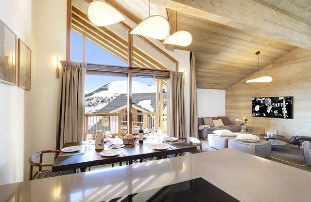 PHOB41 Magnificent top floor apartment, very spacious and bright, at the foot of the slopes.
