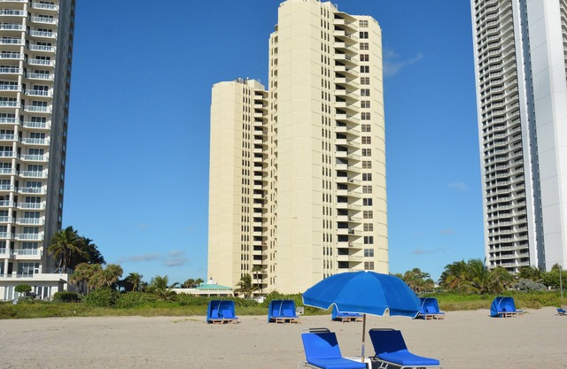 Phoenix Towers Condo on the Ocean with Private Beach, Pool and other Accessories