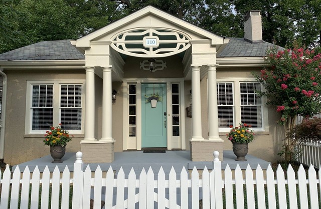 Picket Fence Cottage~ walk to MTSU and the downtown square!