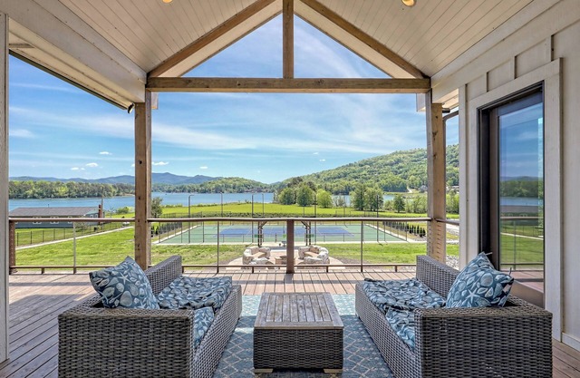 Pickleball Paradise Resort - by Chatuge Home Concierge Tennis/pickleball court, hot tub, firepit, Basketball , ping pong