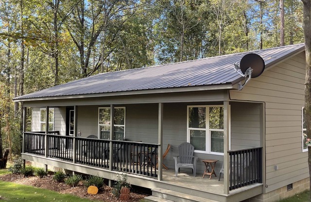 Pickwick cabin near stateline boat ramp. 2 bed 2 full bath. Boat storage