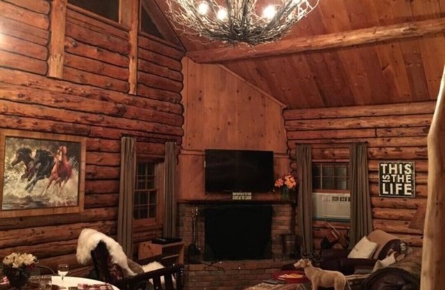 Picture Perfect Vermont log cabin - close to everything Manchester has to offer