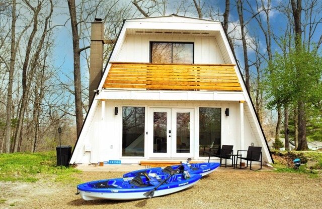 Picturesque HOT TUB+Game room+kayaks+near water