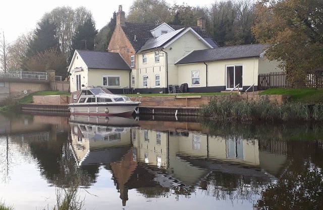 Picturesque Riverside Cottage - 2 bedroom
