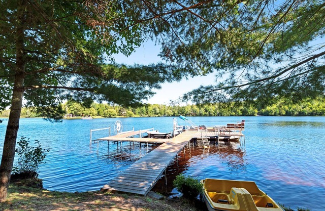 Picturesque waterfront cabin w/a deck, firepit, & recreational pier