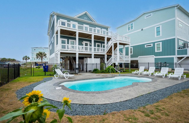Pier Walker: Spacious, Beautiful Home with Amazing Ocean Views Steps from OKI Pi