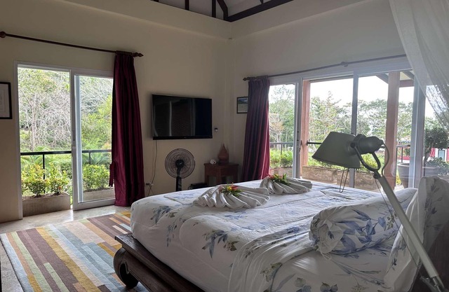 Piman Pu Lek - large 2 storey 1 bedroom kingsize villa with a/c, sea view
