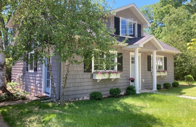 Pine Corner Cottage - recently renovated in heart of Harbor Springs