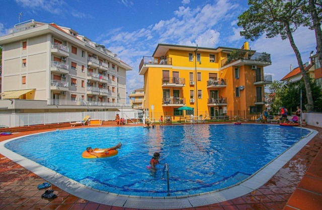 Pine forest front apartment with swimming pool max 5 people wi-fi