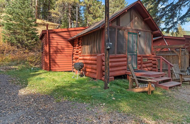 Pine Knot Cabin With Sleeping Porch