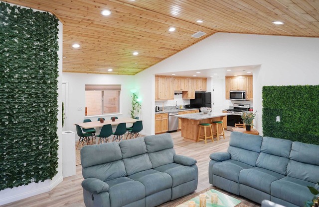 Pine Mountain Club Villa w/Sauna, Deck + Views!