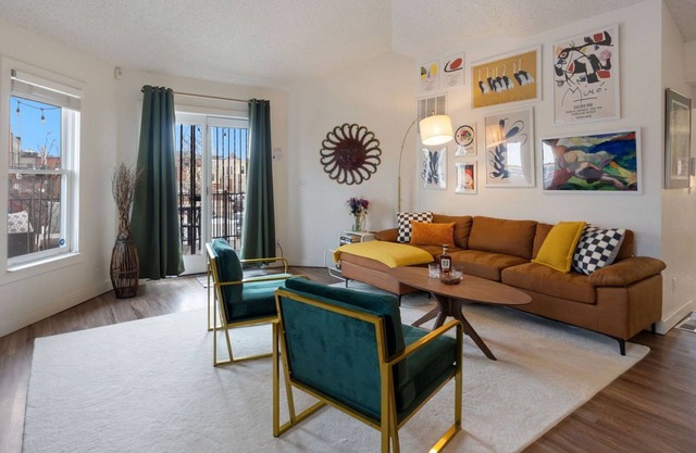 Pine Street Loft –Just steps from Old Town Square!