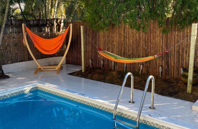 Pineapple Cove-Adorable Home W/Private Tropical Pool/close to Beach & Park