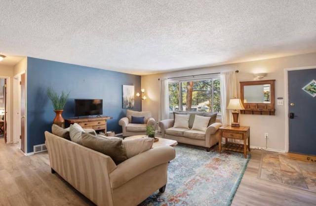 Pinecone Cottage: Hot Tub, Fireplace, Fire pit