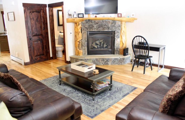 Pinecreek #E - 3 BR - Pool and Hot Tub Access - Close to Town - Shuttle to Slopes