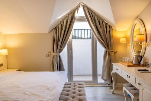 Pinehill Hotel & Suites