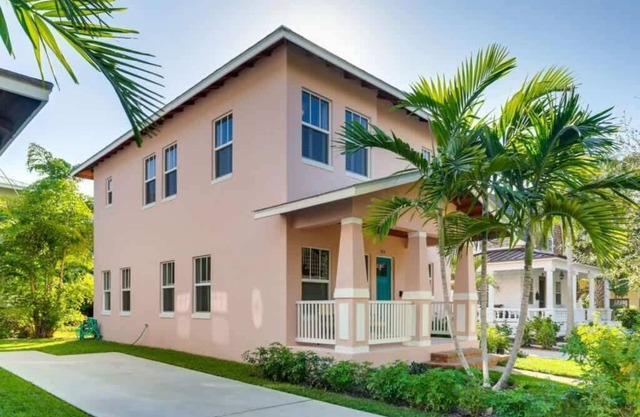 Pink House - Bask in Style Steps from the Convention Center