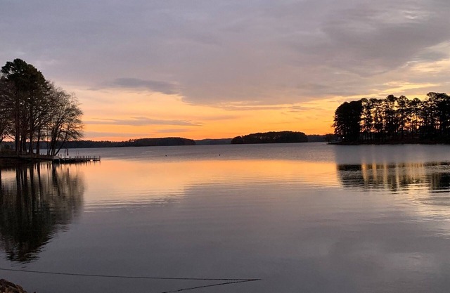 Pirate's Retreat -Beautifully renovated lake home with Dock minutes from Clemson