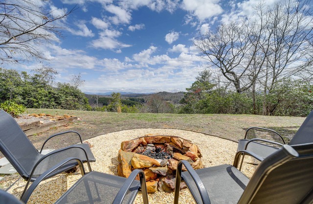Pisgah Forest Retreat w/Fire Pit, Grill & Views!