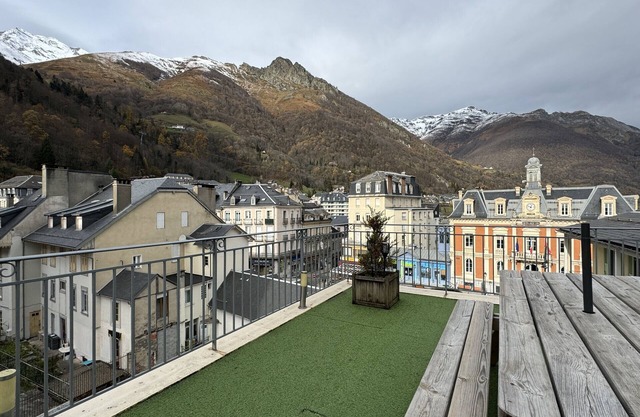 Place de la mairie T2 type loft 70m2 terrasse 35m2