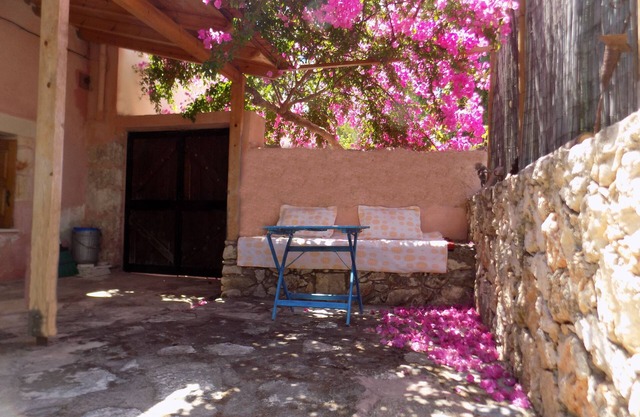 Plakoura, a quiet cottage in village square of Plaka with a view to the sea.