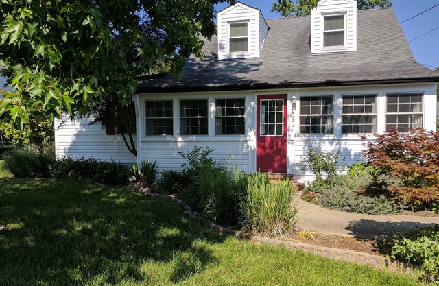 Play & relax at the Bungalow! Easily walk to beautiful Herrington Harbour South!