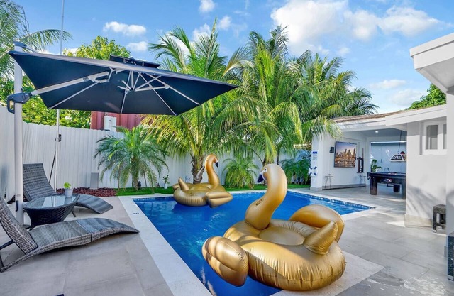 Playhouse Fun! 8min Hard Rock, Pool & Tub + Games