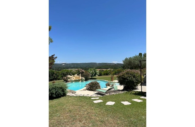 Pleasant, quiet villa with exceptional views, 10-minute walk from village center.