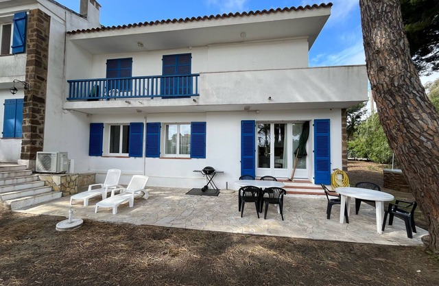Pleasant & Bright T3, Terrace + Large Garden facing Cavalaire Marina
