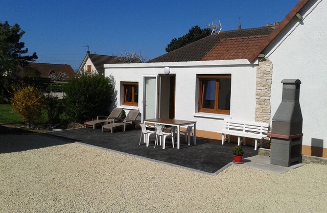Pleasant house, enclosed flower garden, near the port, the center and the beaches