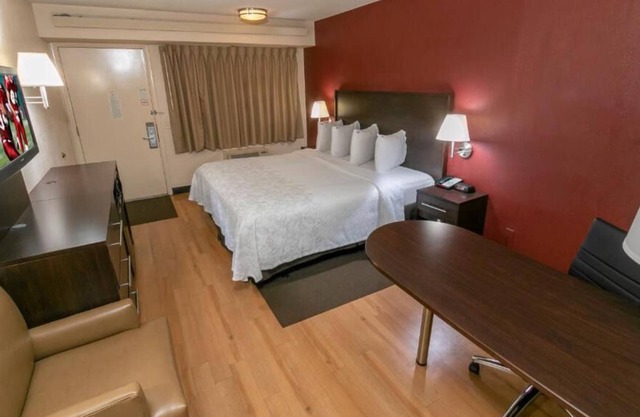 Pleasant Stay Close to Downtown Statesville! Pets Are Welcome, Free Parking!