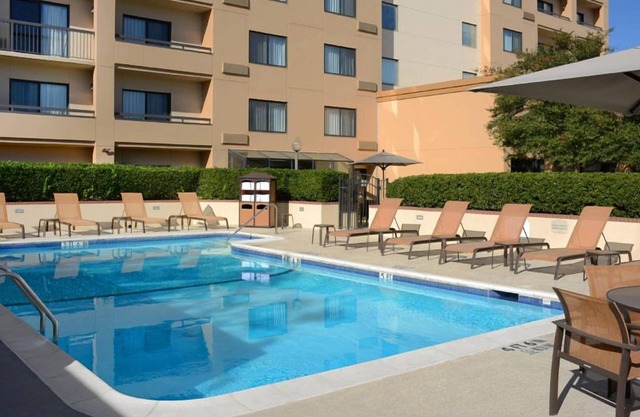 Pleasant Stay, Convenient Location! Parking, Outdoor Swimming Pool!
