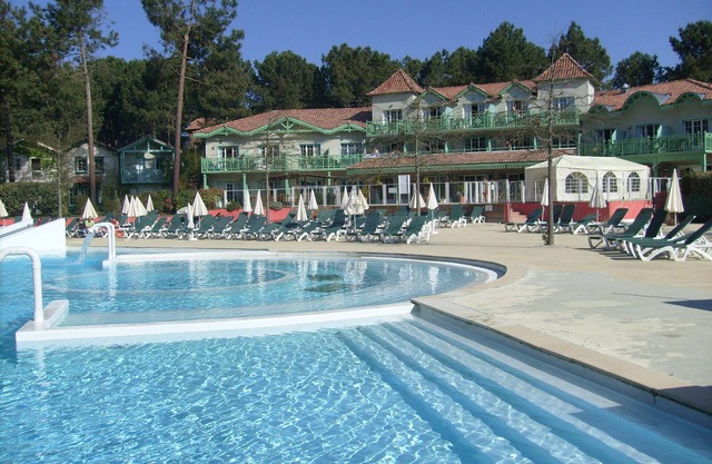 Pleasant T2 in the pine forest at Lacanau Océan, oecane beaches and lake