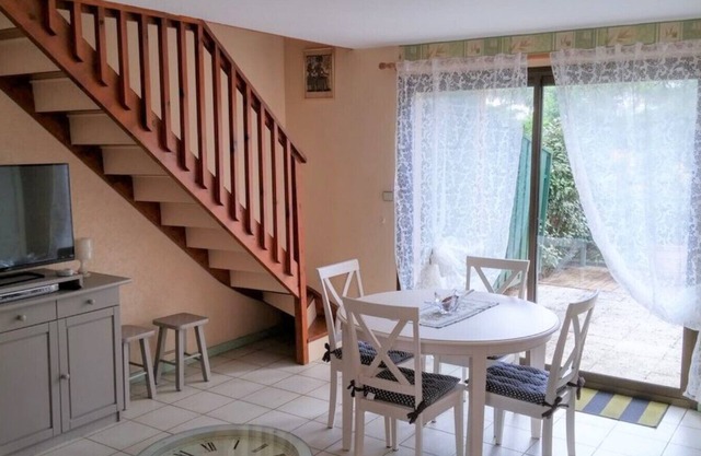 Pleasant type 3 semi-detached pavilion located on the Domaine du Golf de l'Ardilouse