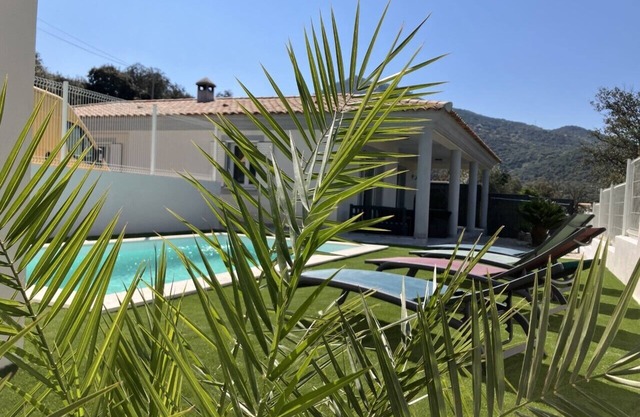 Pleasant villa with swimming pool, all comforts, facing the mountains, 2 km from town