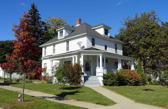 Plenty of Parking & Trail Access! Walk to restaurants & bars in Munising