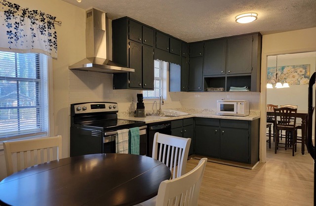 Plenty of Space 35 Minutes From Atlanta Sleeps 20+